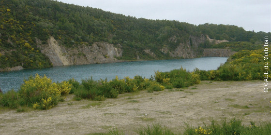 Deux anciens sites de carrières réaménagées dans le Morbihan : granulats mylonitiques de Quinipily à Baud (à gauche) et kaolins de Ploemeur (à droite)